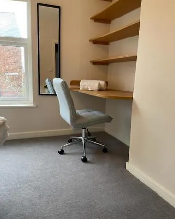 Grove House - 4 Bedroom Sleeps 8 Only 1 Mile From Centre Leeds  Exterior photo
