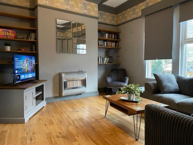 Grove House - 4 Bedroom Sleeps 8 Only 1 Mile From Centre Holiday home Leeds (West Yorkshire)