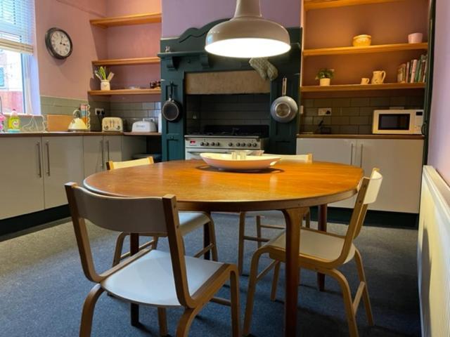 Grove House - 4 Bedroom Sleeps 8 Only 1 Mile From Centre