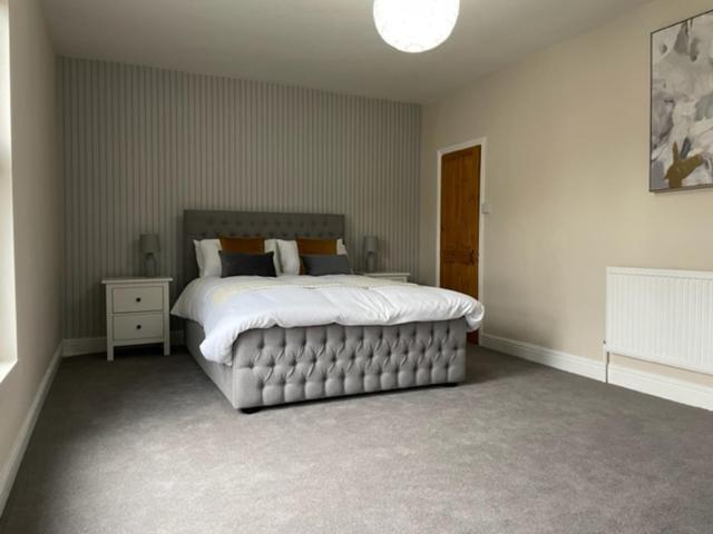 Grove House - 4 Bedroom Sleeps 8 Only 1 Mile From Centre Holiday home *
