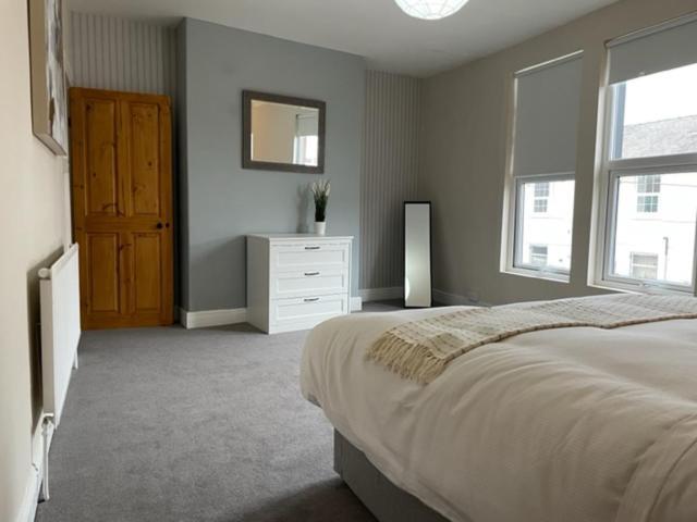 Grove House - 4 Bedroom Sleeps 8 Only 1 Mile From Centre Holiday home *