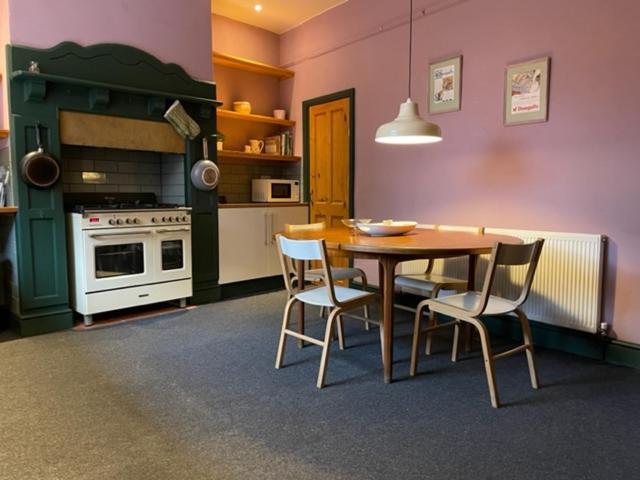 Grove House - 4 Bedroom Sleeps 8 Only 1 Mile From Centre * Leeds (West Yorkshire)