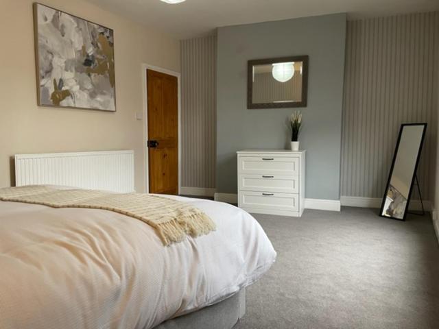 Grove House - 4 Bedroom Sleeps 8 Only 1 Mile From Centre Holiday home *